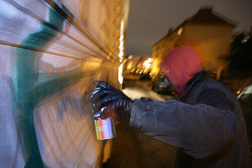 Ein Graffiti-Sprayer in Aktion.