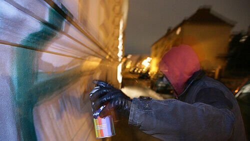 Ein Graffiti-Sprayer in Aktion. Ein Graffiti-Sprayer in Aktion.