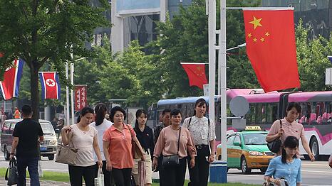 In der nordkoreanischen Hauptstadt Pj&ouml;ngjang wurden anl&auml;sslich des Staatsbesuchs Fahnen von Nordkorea und China aufgeh&auml;ngt.