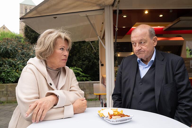 Wilsberg (Leonard Lansink) versucht Kriminalhauptkommissarin Anna Springer (Rita Russek) mit einem Mittagessen an der Imbissbude aufzuheitern. Wilsberg (Leonard Lansink) versucht Kriminalhauptkommissarin Anna Springer (Rita Russek) mit einem Mittagessen an der Imbissbude aufzuheitern.