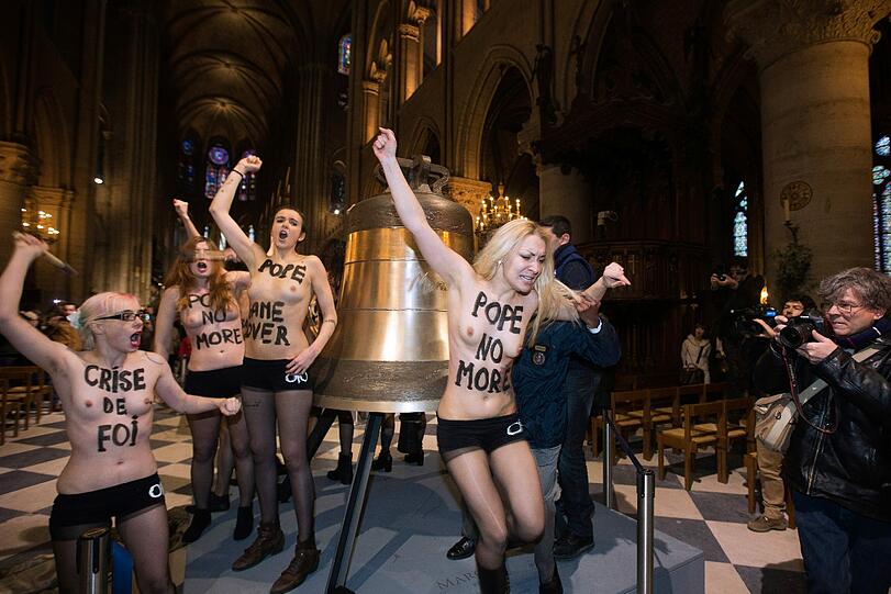 "Bye, bye, Benedikt!" und "Nie wieder Papst" parolten die Aktivistinnen durch die Kathedrale Notre-Dame.