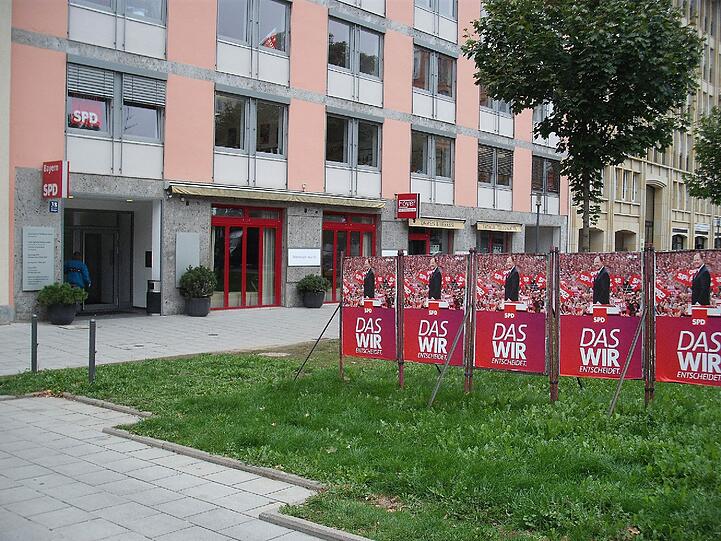Teils beschädigt, teils überklebt, in jedem Fall unschön fürs Stadtbild: Die Plakate von Landtags- und Bundestagswahlkampf stehen und hängen noch überall herum.