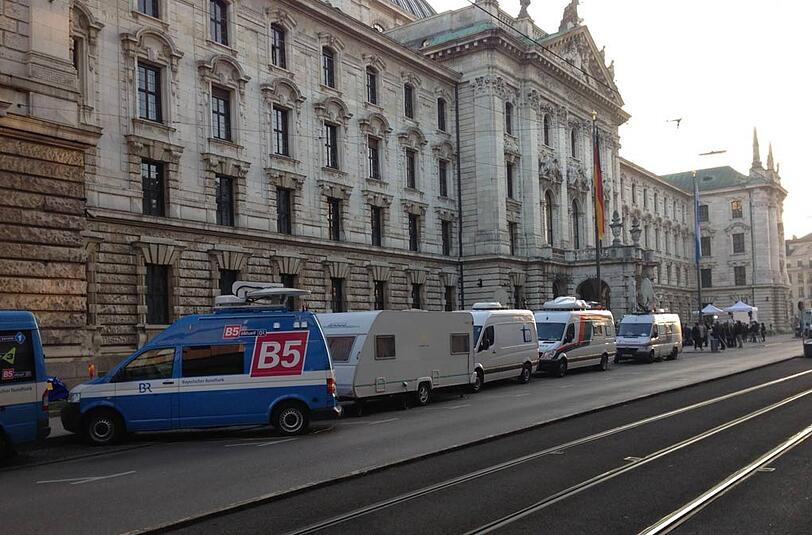 Übertragungswagen stehen vor dem Justizpalast in München. Der Prozess gegen Hoeneß ist ein Medieneregnis.