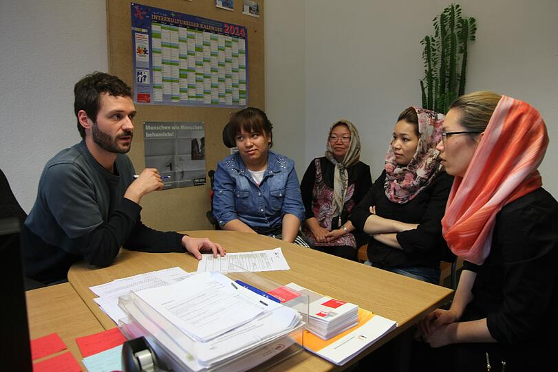 Der «Mov'in»-Mitarbeiter Benjamin Deinert und die Flüchtlinge Maryam, Sughra, Mina und Sayreh Faghiri sitzen in Nürnberg (Bayern) bei einem Beratungsgespräch zusammen.