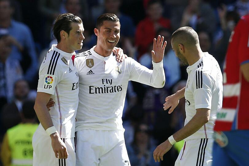 Cristiano Ronaldo feiert mit seinem Teamkollegen Gareth Bale (l.) und Karim Benzema