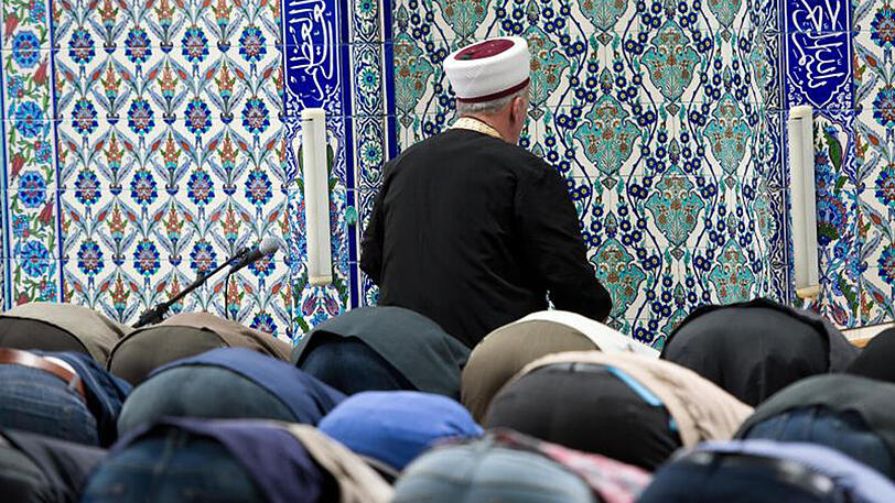 Muslime beten im Gebetsraum einer Moschee.