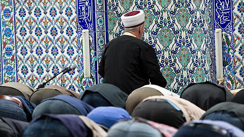 Muslime beten im Gebetsraum einer Moschee.