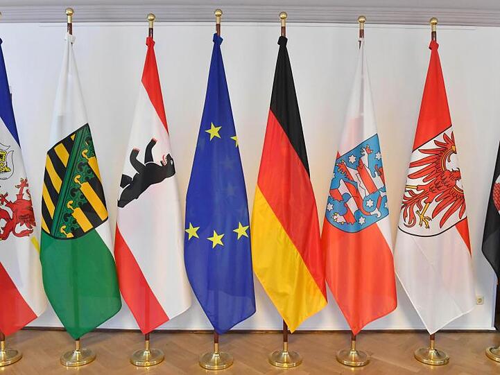 Die Fahnen der ostdeutschen Länder stehen im Chorsaal des Zinzendorfhaus in Neudietendorf.