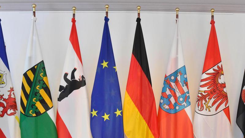 Die Fahnen der ostdeutschen Länder stehen im Chorsaal des Zinzendorfhaus in Neudietendorf. Die Fahnen der ostdeutschen Länder stehen im Chorsaal des Zinzendorfhaus in Neudietendorf.