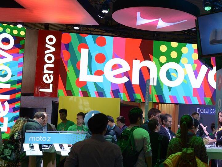 Der Stand des weltgrößten PC-Hersteller Lenovo und seiner Marke Motorola ist 2017 auf dem Mobile World Congress in Barcelona zu sehen. Chinas Behörden sollen nach einem Zeitungsbericht innerhalb von drei Jahren auf ausländische Computertechnologie oder Software verzichten.