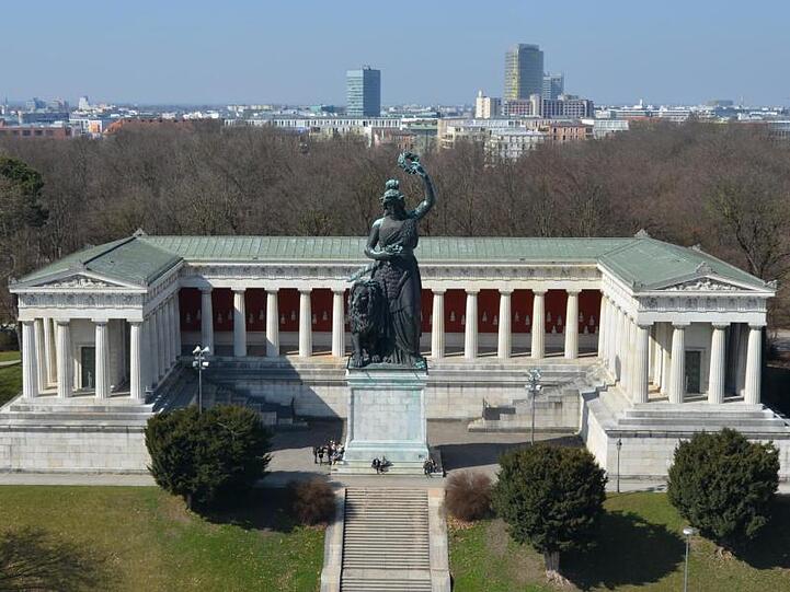 Die Bavaria steht vor der Ruhmeshalle oberhalb der Theresienwiese in München. Foto: picture alliance/dpa/Archivbild
