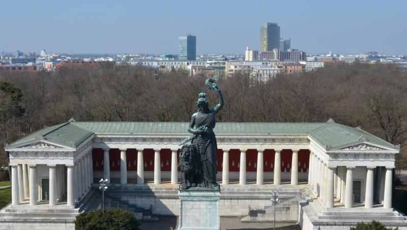 Die Bavaria steht vor der Ruhmeshalle oberhalb der Theresienwiese in München. Foto: picture alliance/dpa/Archivbild Die Bavaria steht vor der Ruhmeshalle oberhalb der Theresienwiese in München. Foto: picture alliance/dpa/Archivbild