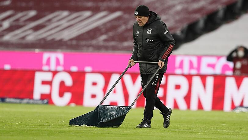 Der Mann für alles: Bayerns Tausendsassa Hermann Gerland hilft beim Spiel gegen Bielefeld als Schneeräumer aus.