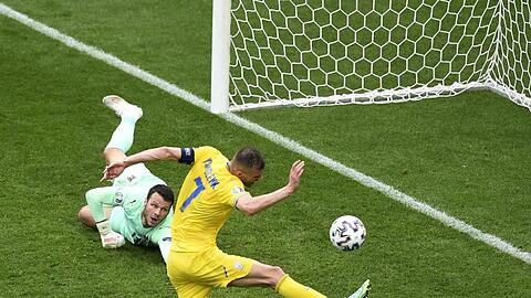 Der Ukrainer Andrej Jarmolenko (r) verpasst gegen Österreichs Torwart Daniel Bachmann den Ausgleich.