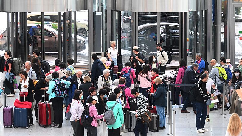 Reger Andrang herrscht zum Ferienstart am Münchner Flughafen