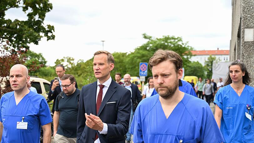 Hendrik Streeck (3. von rechts) mit Ärzten des Berliner Vivantes Klinikums am Urban - einem zentralen Krankenhaus, in das auch viele Drogenopfer kommen.