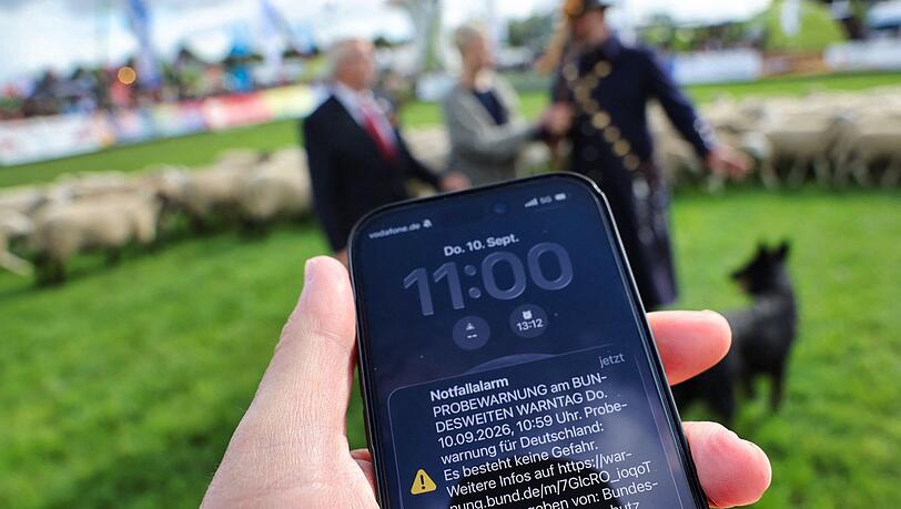 Um 11.00 Uhr wurden Millionen Telefone in Bayern laut - der Warntag hat nach ersten Erkenntnissen gut funktioniert. Um 11.00 Uhr wurden Millionen Telefone in Bayern laut - der Warntag hat nach ersten Erkenntnissen gut funktioniert.