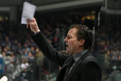 Alles auf dem Zettel: Ice Tigers-Trainer Andreas Brockmann hat trotz des Fehlstarts auch &bdquo;viel Positives&ldquo; gesehen.