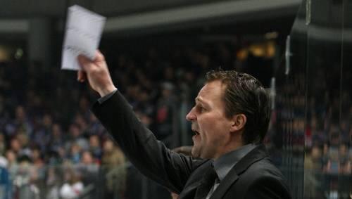 Alles auf dem Zettel: Ice Tigers-Trainer Andreas Brockmann hat trotz des Fehlstarts auch „viel Positives“ gesehen. Alles auf dem Zettel: Ice Tigers-Trainer Andreas Brockmann hat trotz des Fehlstarts auch „viel Positives“ gesehen.
