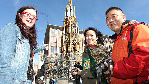 Simone Frühaber zeigt ihren Couchsurfern Cao Shuang (links) und Hui Zhao den Schönen Brunnen am Hauptmarkt. Simone Frühaber zeigt ihren Couchsurfern Cao Shuang (links) und Hui Zhao den Schönen Brunnen am Hauptmarkt.