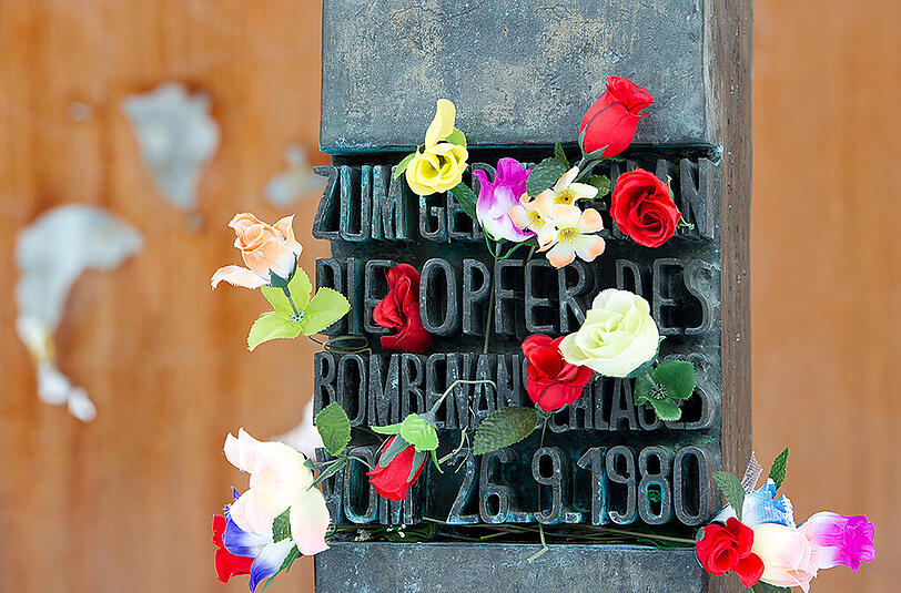 Blumen am Denkmal an der Theresienwiese. Bis heute ist nicht zweifelsfrei geklärt, ob neben dem Attentäter noch weitere Personen beteiligt waren.