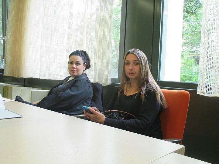Opfer und Nebenklägerin: Johanna P. neben ihrer Anwältin Rona Narlioglu.