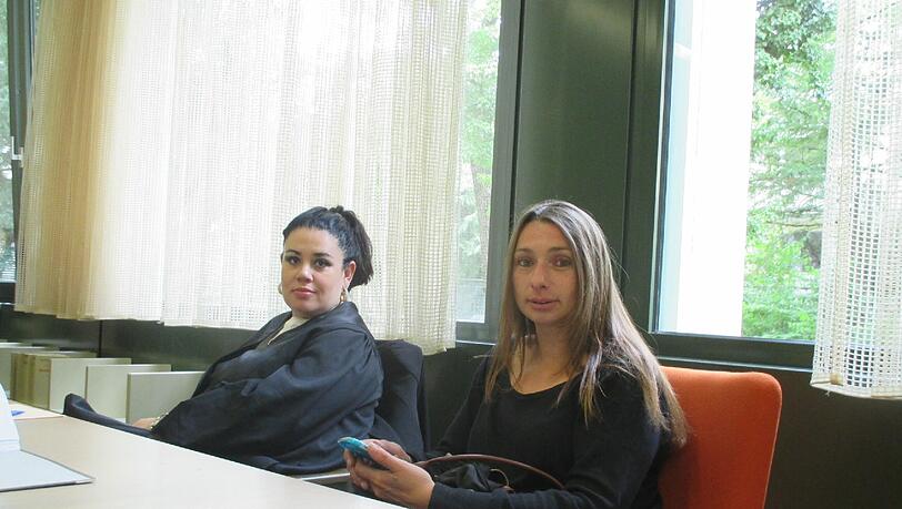 Opfer und Nebenklägerin: Johanna P. neben ihrer Anwältin Rona Narlioglu. Opfer und Nebenklägerin: Johanna P. neben ihrer Anwältin Rona Narlioglu.