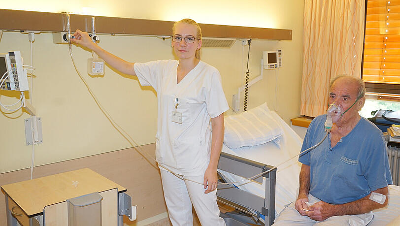 Der Patient hat Probleme, zu atmen – die Pflegeschülerin hilft. Der Patient hat Probleme, zu atmen – die Pflegeschülerin hilft.