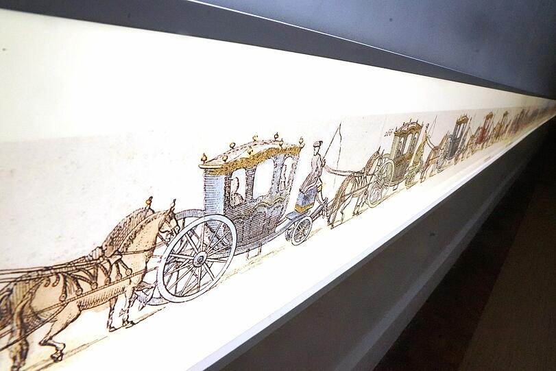 Das 21 Meter lange Leuchtband zeigt den Krönungszug von Kaiser Karl VII. in Frankfurt.