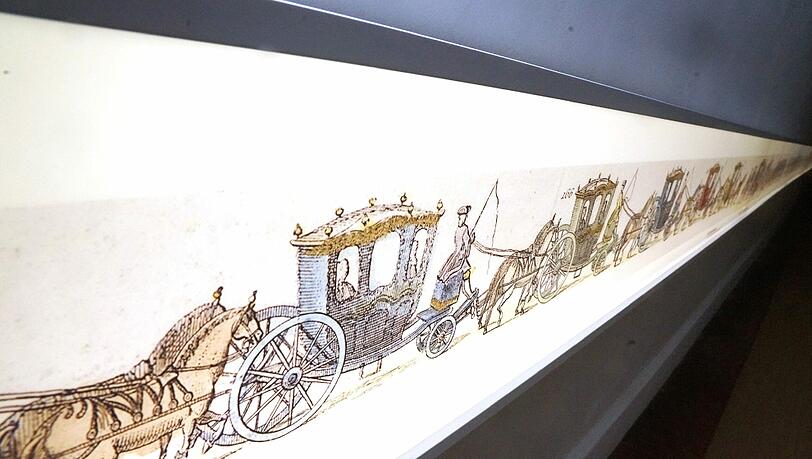 Das 21 Meter lange Leuchtband zeigt den Krönungszug von Kaiser Karl VII. in Frankfurt. Das 21 Meter lange Leuchtband zeigt den Krönungszug von Kaiser Karl VII. in Frankfurt.