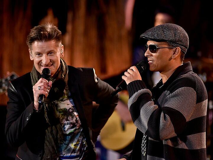 Hartmut Engler (li.) und Xavier Naidoo auf der "Sing meinen Song"-Bühne