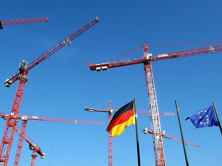 Baukräne in Berlin. Die deutsche Wirtschaft ist vorerst der befürchteten Rezession entkommen.