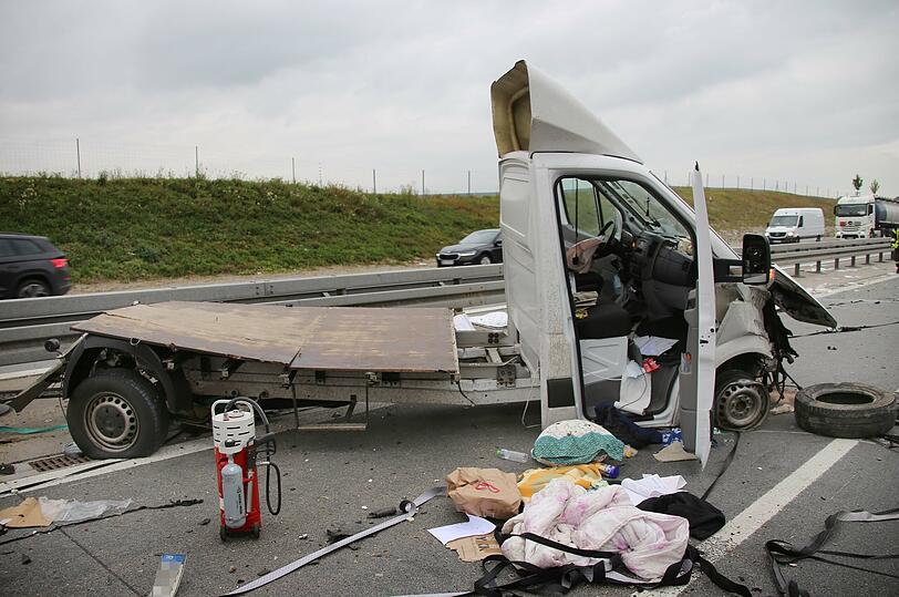 Ein Kleinlastwagen und ein Auto waren am Crash auf der A94 beteiligt – der Pkw wurde von der Wucht des Aufpralls von der Autobahn geschleudert.