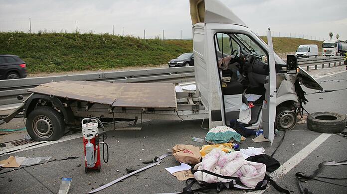 Ein Kleinlastwagen und ein Auto waren am Crash auf der A94 beteiligt – der Pkw wurde von der Wucht des Aufpralls von der Autobahn geschleudert.