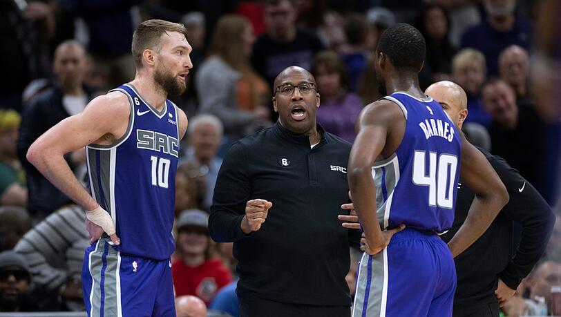 Mike Brown (M) von den Sacramento Kings ist zum Trainer des Jahres in der NBA gewählt worden.
