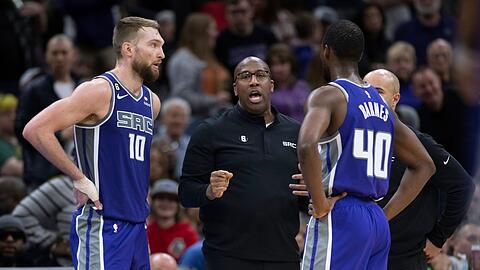 Mike Brown (M) von den Sacramento Kings ist zum Trainer des Jahres in der NBA gewählt worden.