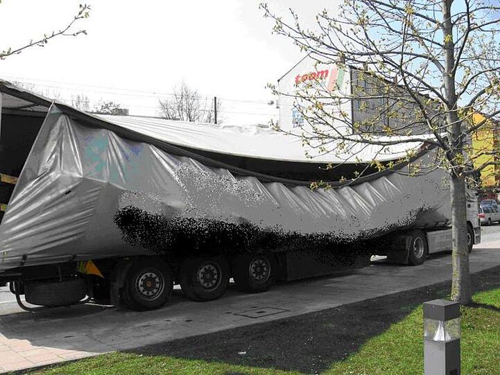 Ganz schön haltbar: Die Plane hielt die umgekippten Bierkästen sicher.