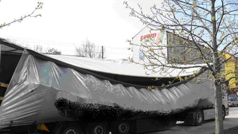 Ganz schön haltbar: Die Plane hielt die umgekippten Bierkästen sicher. Ganz schön haltbar: Die Plane hielt die umgekippten Bierkästen sicher.