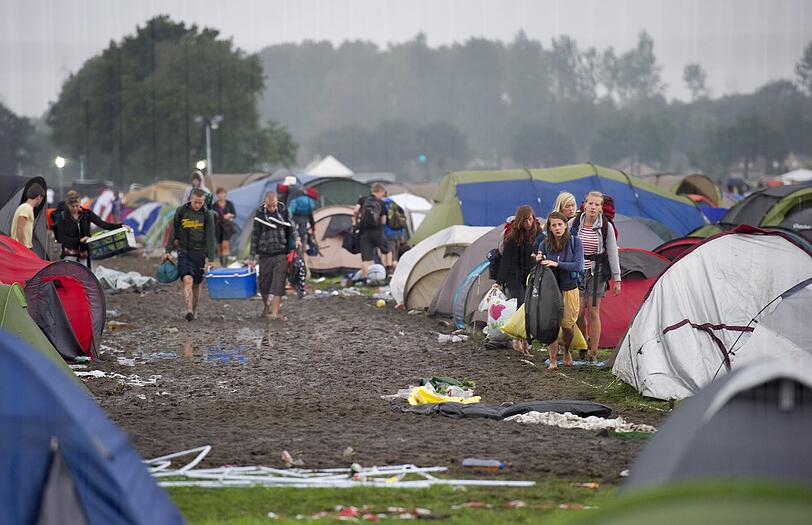 Die Festivalbesucher verlassen das Gelände: Am 18.08.2011 war der Teil einer Bühne nach einem Sturm zusammengebrochen. Drei Menschen wurden getötet, Elf wurden schwerverletzt.