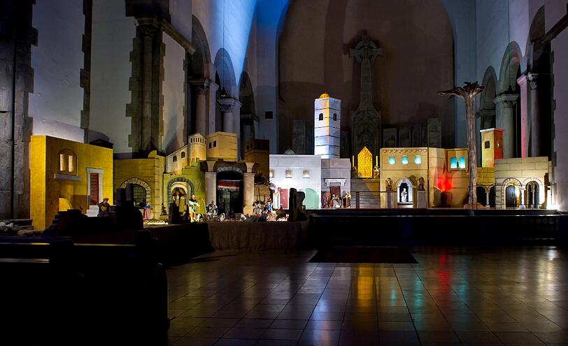 Angeblich ist es die größte Krippe der Welt: Zurzeit entsteht in der Münchner Kirche St. Maximilian eine der wohl
größten Weihnachtskrippen überhaupt. Erbauer: Bildhauer Rainer Maria Strixner