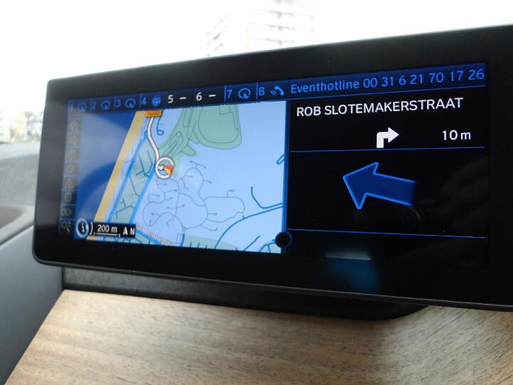 Das Navi ist Serie wie die Klimaanlage und eine Sim-Karte für die Internet-Anbindung.