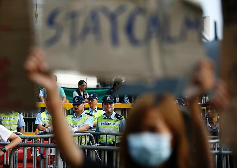 Die Proteste in Hong Kong weiten sich immer weiter aus und überschatten den Nationalfeiertag Chinas. Die Demonstranten errichten immer mehr Blockaden.