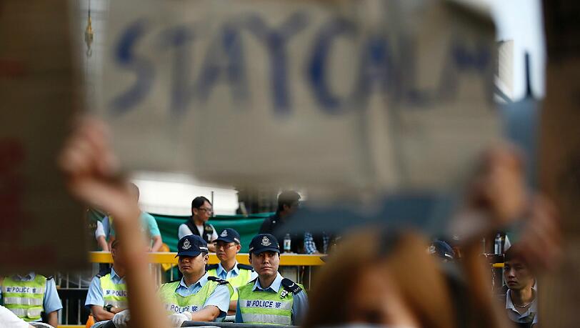 Die Proteste in Hong Kong weiten sich immer weiter aus und überschatten den Nationalfeiertag Chinas. Die Demonstranten errichten immer mehr Blockaden. Die Proteste in Hong Kong weiten sich immer weiter aus und überschatten den Nationalfeiertag Chinas. Die Demonstranten errichten immer mehr Blockaden.