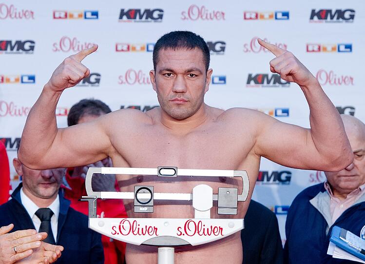 Beim offiziellen Wiegen brachte der Titelverteidiger 111,5 kg auf die Waage, bei Herausforderer Kubrat Pulew waren es exakt 112,0 kg. Die Bilder von der Einstimmung auf den Kampf