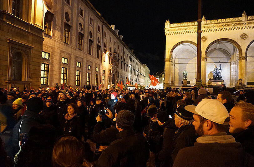 Die Gegendemonstranten kommen am Odeonsplatz an.