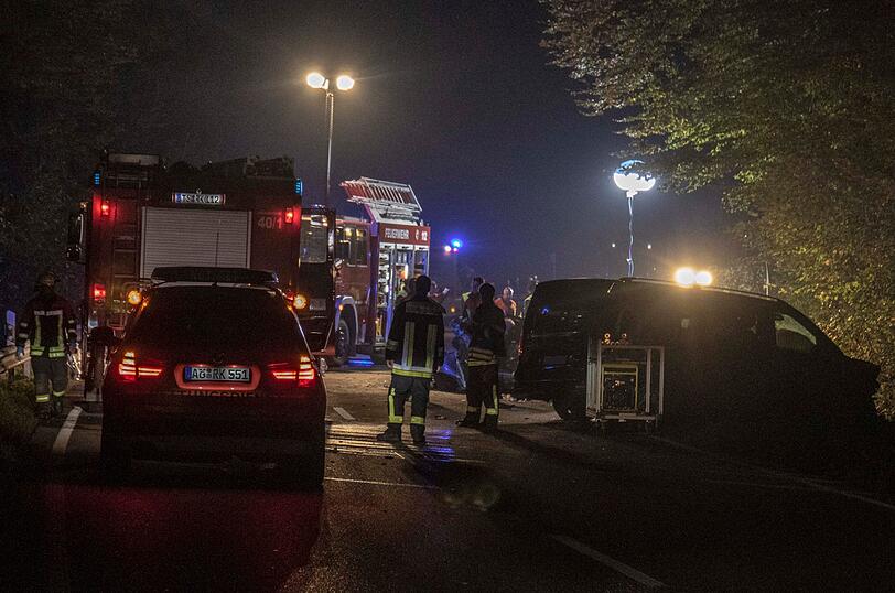 Aufräumarbeiten nach einem tödlichen Verkehrsunfall auf der B20 bei Laufen.