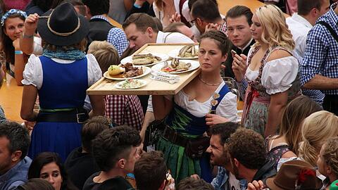 Enges Gedränge in einem Bierzelt: Menschen, Essen &ndash; Viren? Politiker sorgen sich um Ansteckungsgefahr auf der Wiesn.