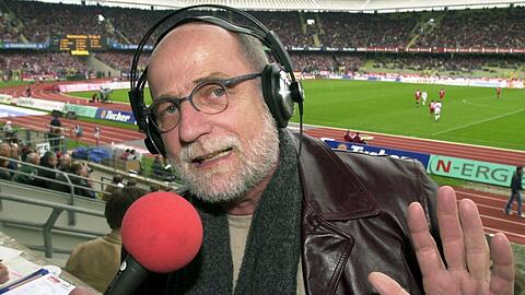 Seine Reportagen sind legendär: Radioreporter Günther Koch. Er kommentierte das erste Geisterspiel der Bundesliga.