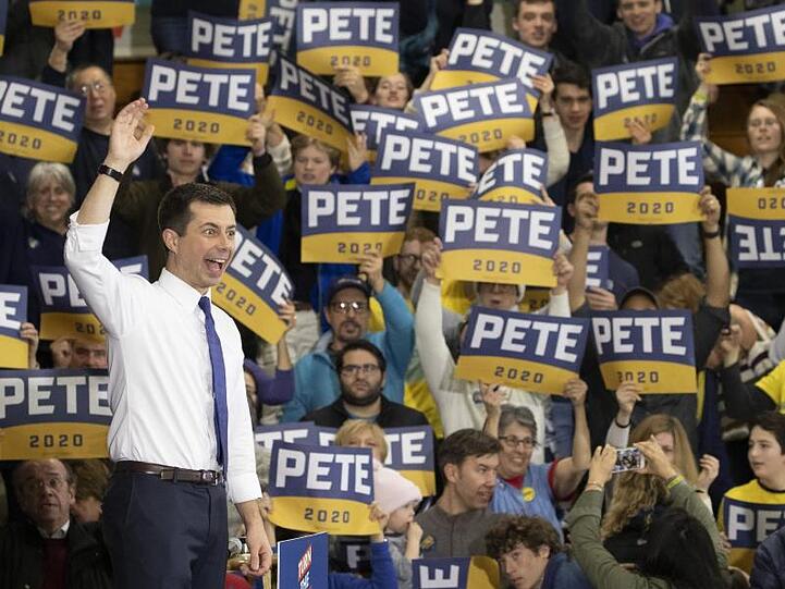 Pete Buttigieg winkt den Zuschauern während einer Wahlkampfkundgebung.