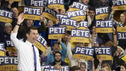 Pete Buttigieg winkt den Zuschauern während einer Wahlkampfkundgebung.